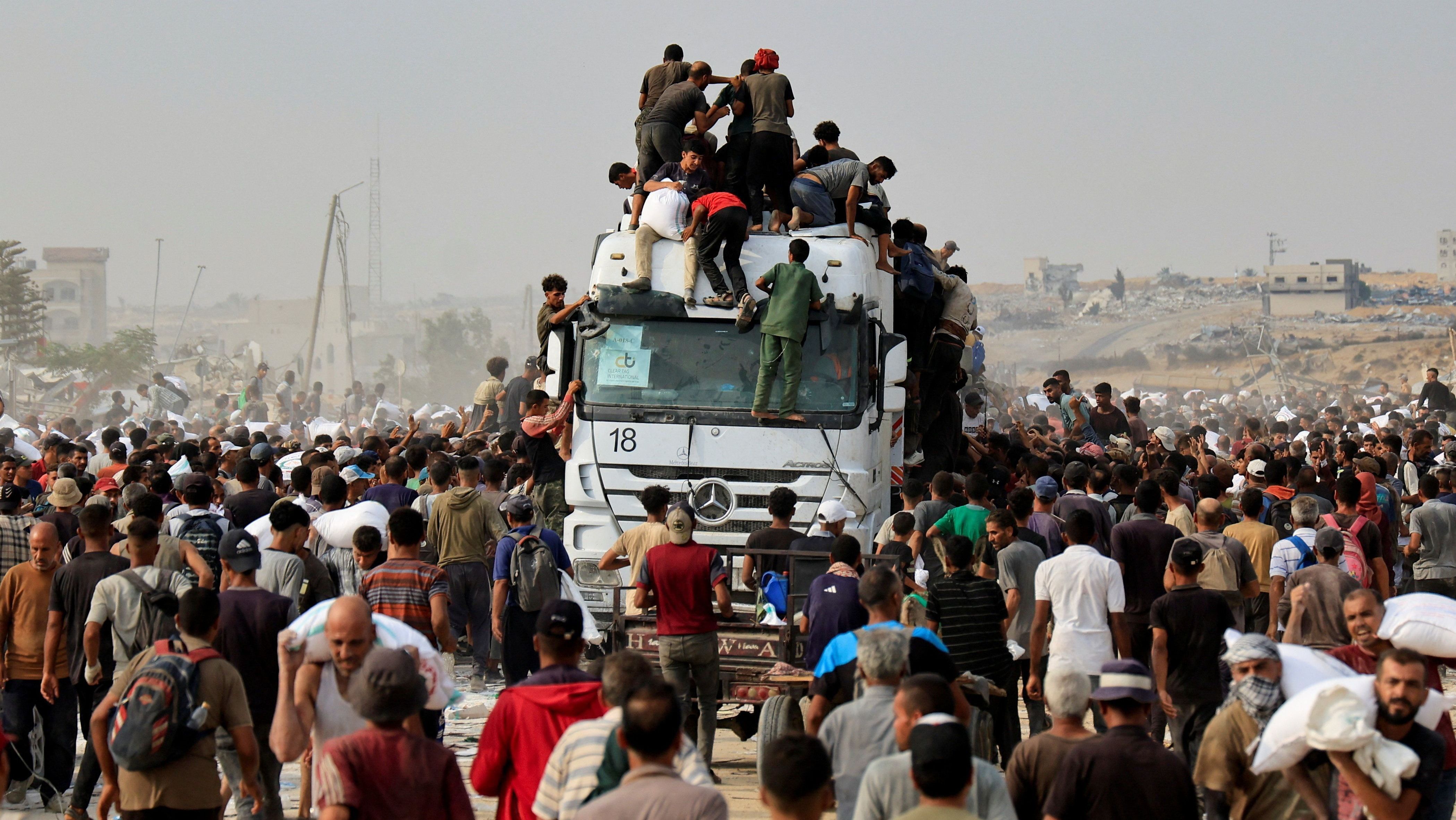 Palestinos buscam ajuda em Khan Younis, sul da Faixa de Gaza
