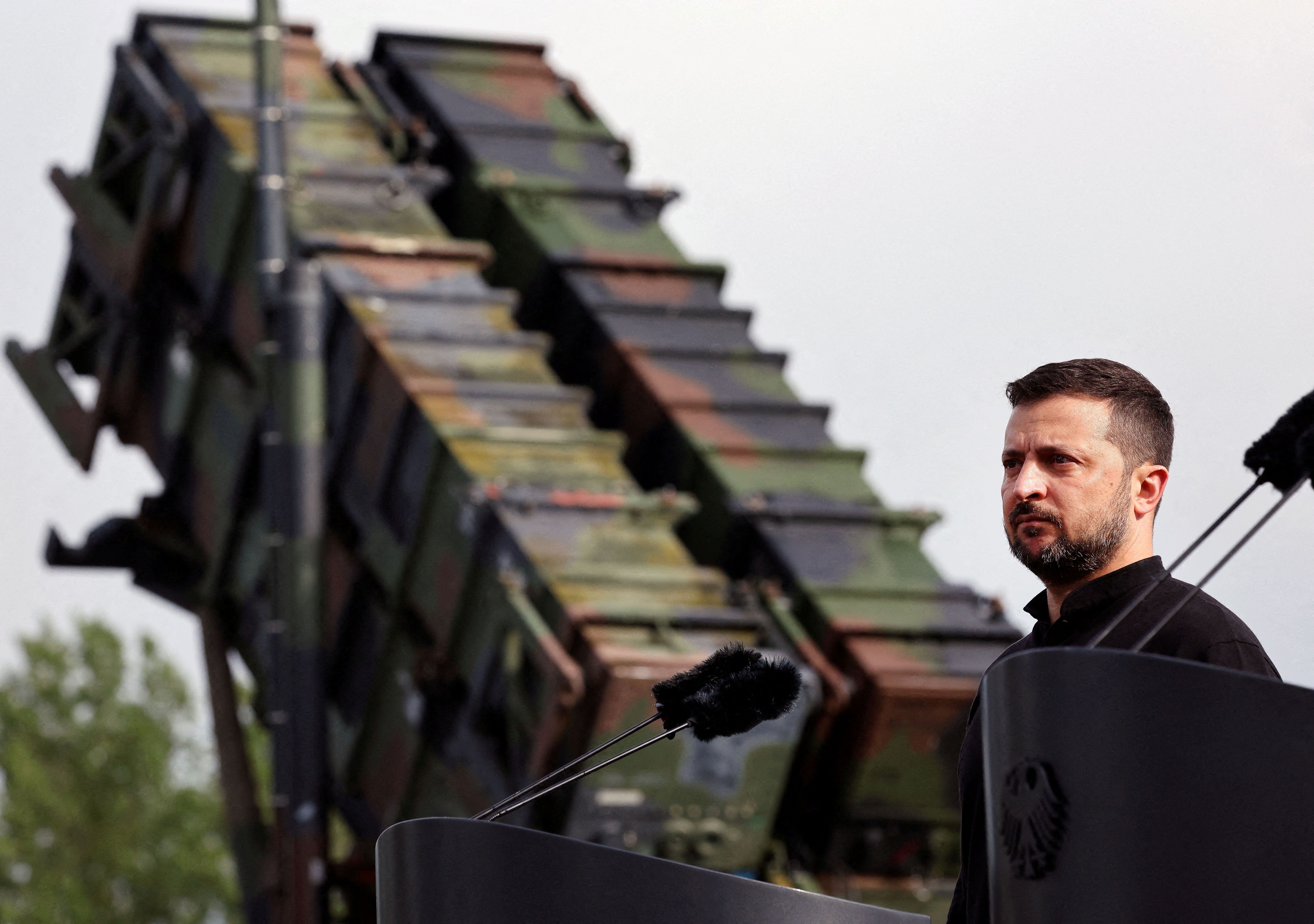 O presidente da Ucrânia, Volodymyr Zelenskiy, durante visita a área de treinamento militar na Alemanha