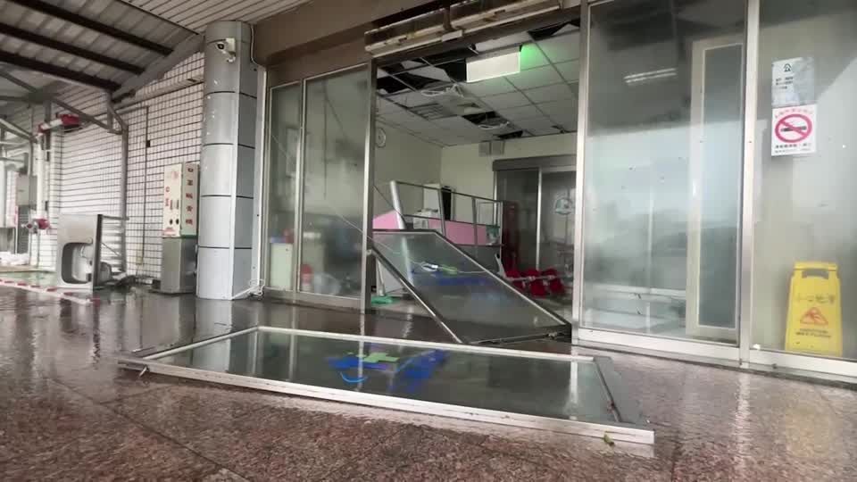 Vitrines de lojas danificadas pela passagem de tufão na costa sudeste de Taiwan