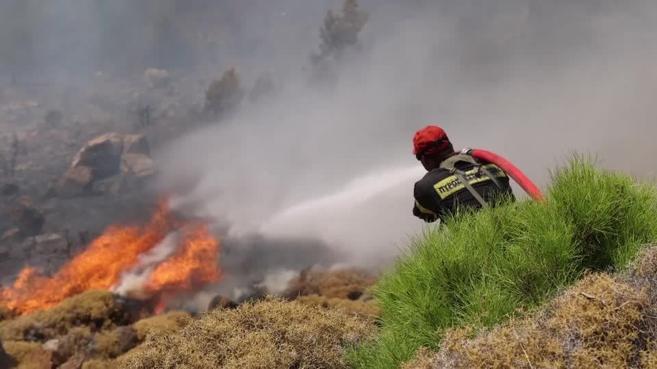 Bombeiro apagando incêndio na Ilha de Quios, na Grécia