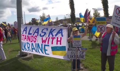Protesto pró-Ucrânia acontece no Alasca antes de encontro de Trump e Putin