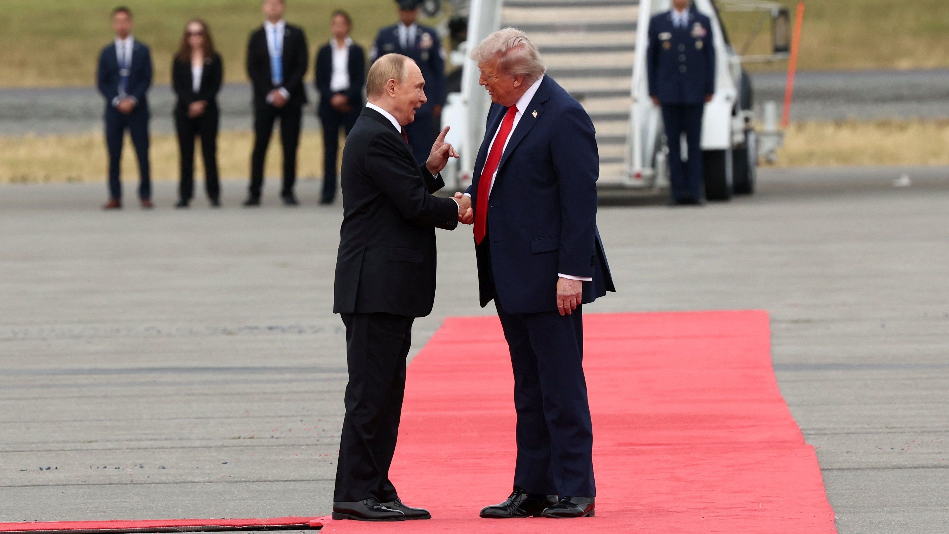 Presidente dos EUA, Donald Trump, aperta a mão do presidente russo, Vladimir Putin, enquanto se reúnem para negociar o fim da guerra na Ucrânia, na Base Conjunta Elmendorf-Richardson em Anchorage, Alasca, EUA, em 15 de agosto de 2025