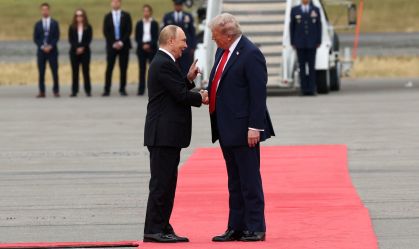 Trump e Putin se cumprimentam durante chegada para cúpula no Alasca