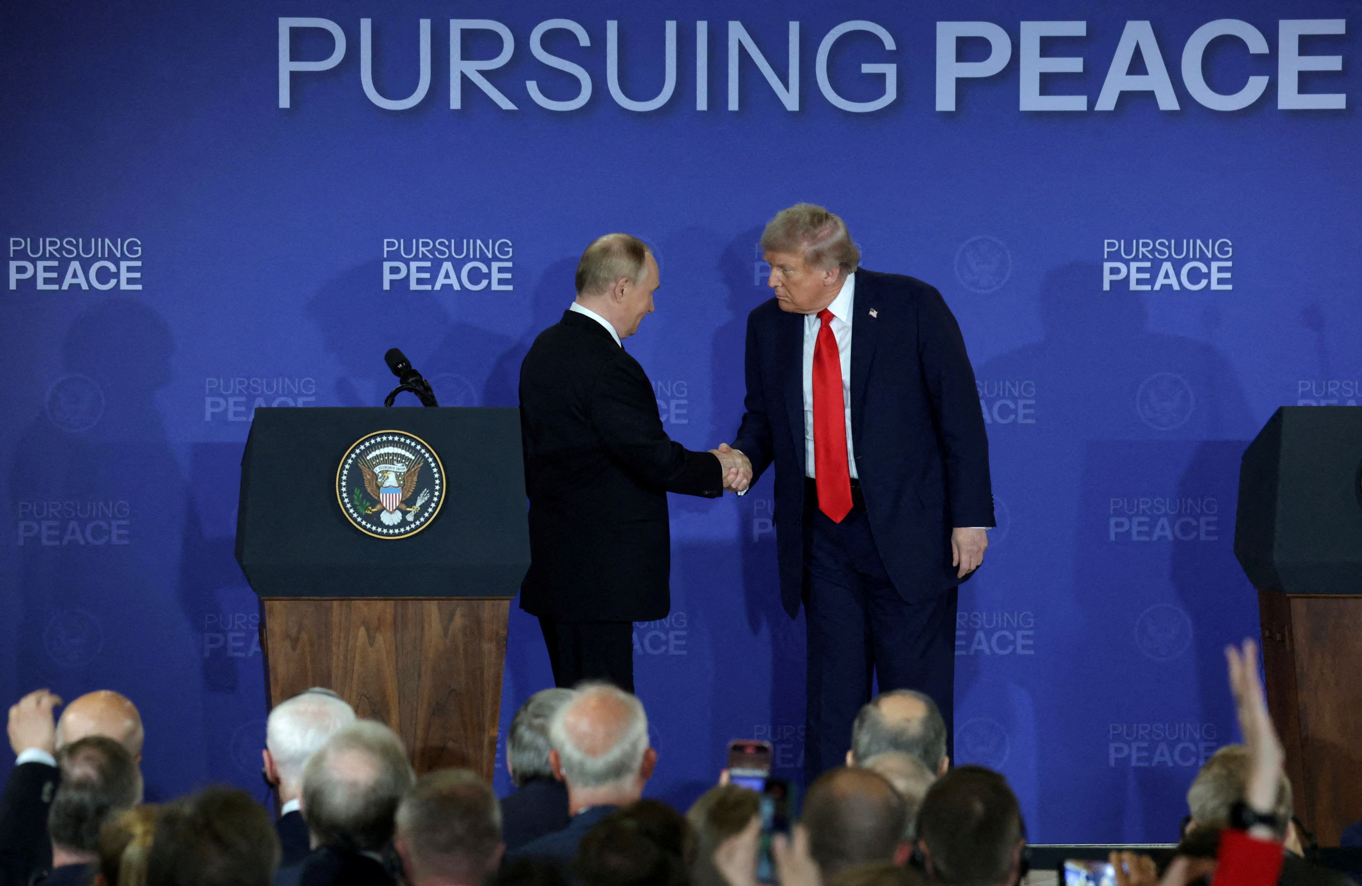 Trump e Putin se cumprimentam durante coletiva de imprensa em Anchorage, Alasca