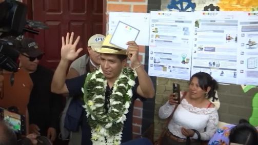 Candidato presidencial boliviano Andrónico Rodríguez vota em meio ao caos e apedrejamento