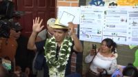 Ex-aliado de Evo Morales é atacado com pedras após votar na Bolívia