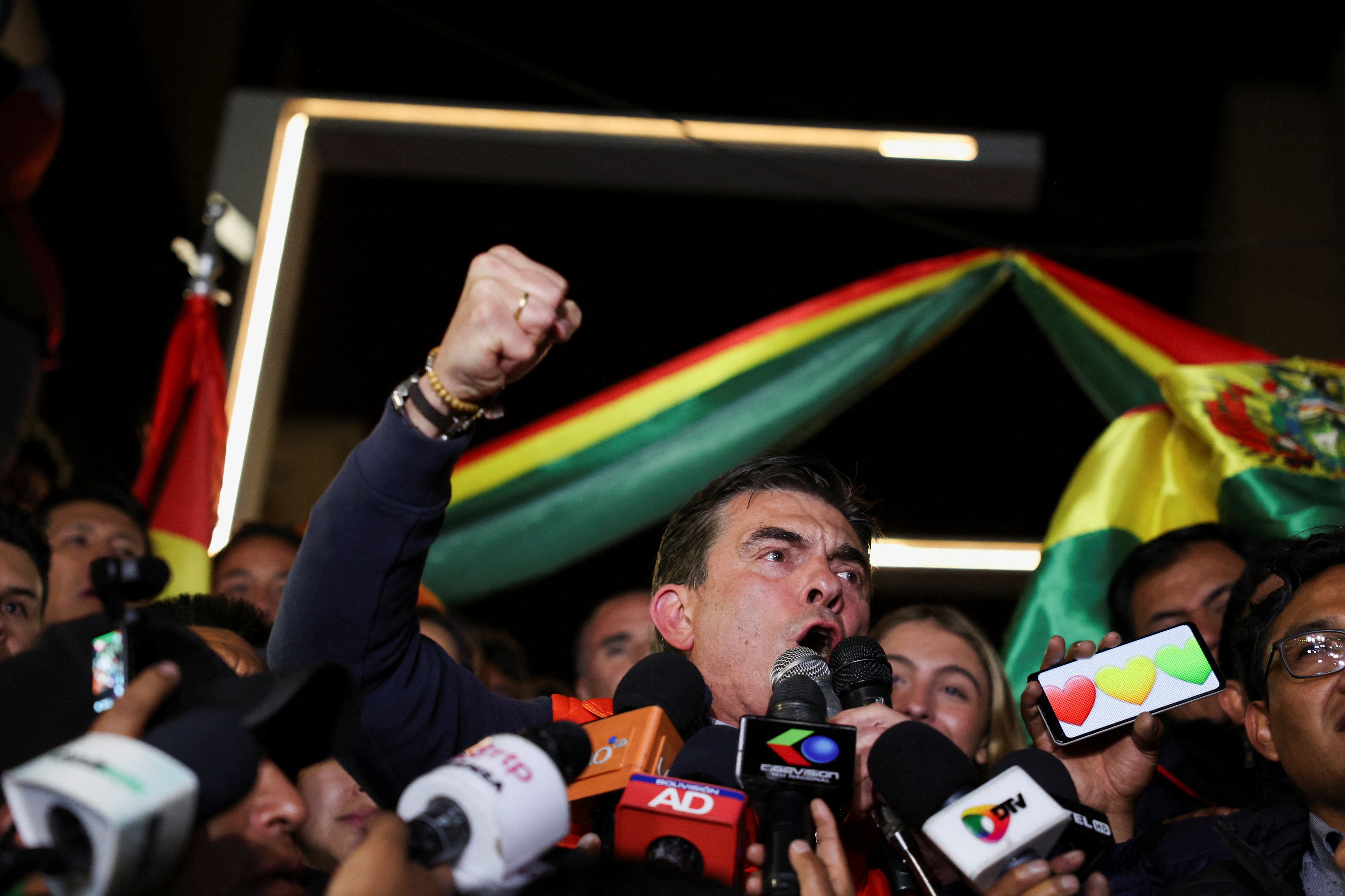 Senador e candidato à Presidência da Bolívia, Rodrigo Paz, discursa para simpatizantes e para a imprensa em La Paz
