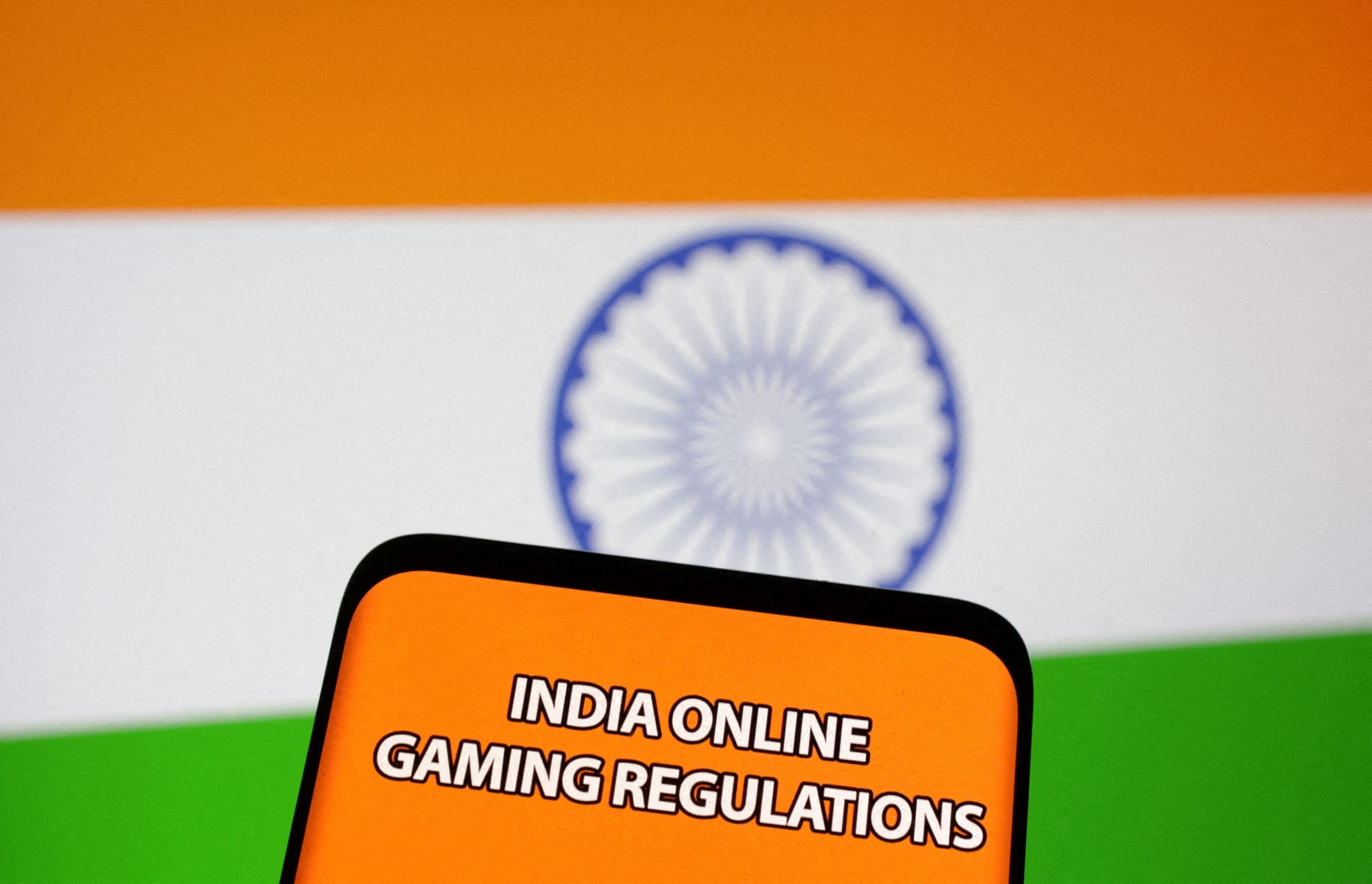 A frase "Regulamentações de jogos online da Índia" é exibida em frente a uma bandeira indiana