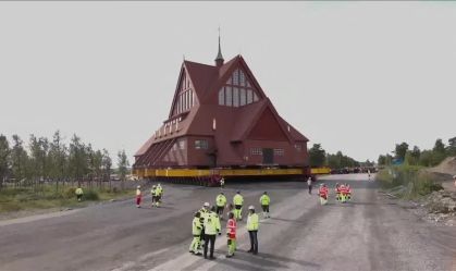 Suécia move igreja centenária de lugar por risco de desmoronamento