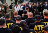 Trump visita policiais em meio à repressão federal em Washington, DC