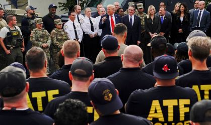 Trump visita policiais em meio à repressão federal em Washington, DC