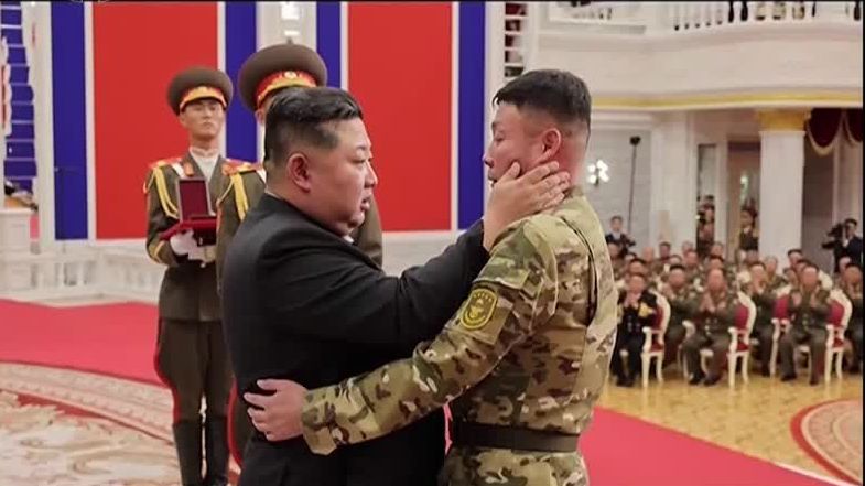 Kim Jong-Un durante homenagem a soldados mortos a serviço da Rússia