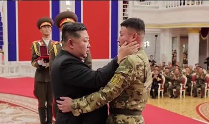 Kim Jong-un se emociona em homenagem a soldados mortos a serviço da Rússia