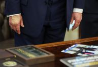 Trump reaparece com mão maquiada após diagnóstico de insuficiência venosa