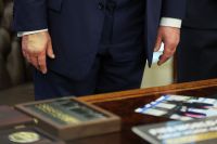 Trump reaparece com mão maquiada após diagnóstico de insuficiência venosa