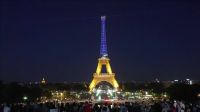 Torre Eiffel ganha cores da Ucrânia em Dia da Independência