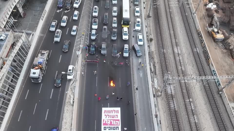 Familiares de reféns israelenses em Gaza bloqueiam avenida em Israel
