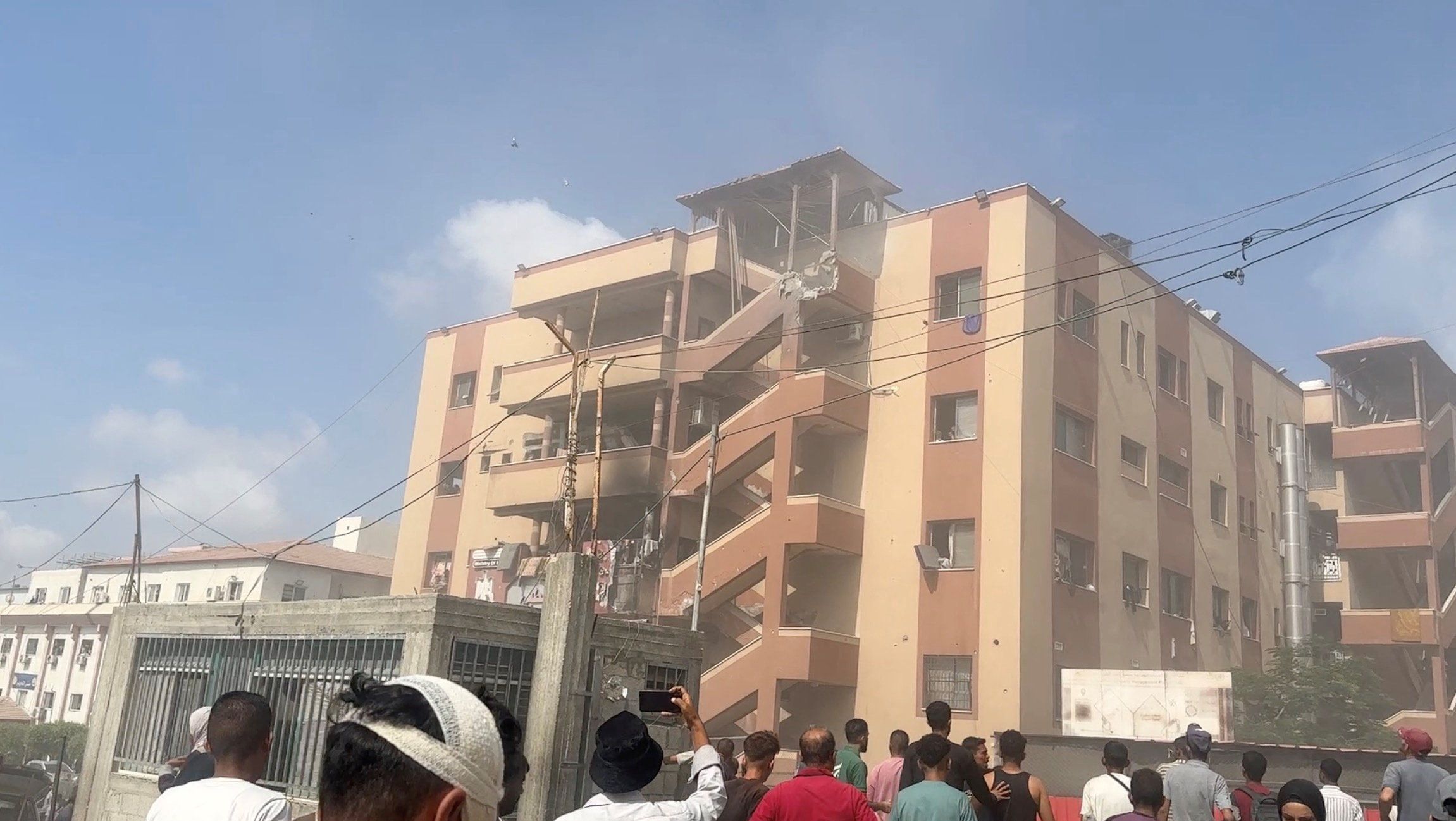 Palestinos na região do hospital Nasser, em Gaza, atingido por ataque de forças de Israel