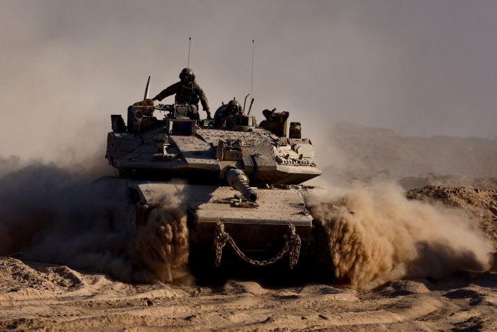 Tanque israelense na fronteira com Gaza • Amir Cohen/Reuters