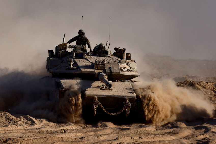 Tanque israelense na fronteira com Gaza • Amir Cohen/Reuters