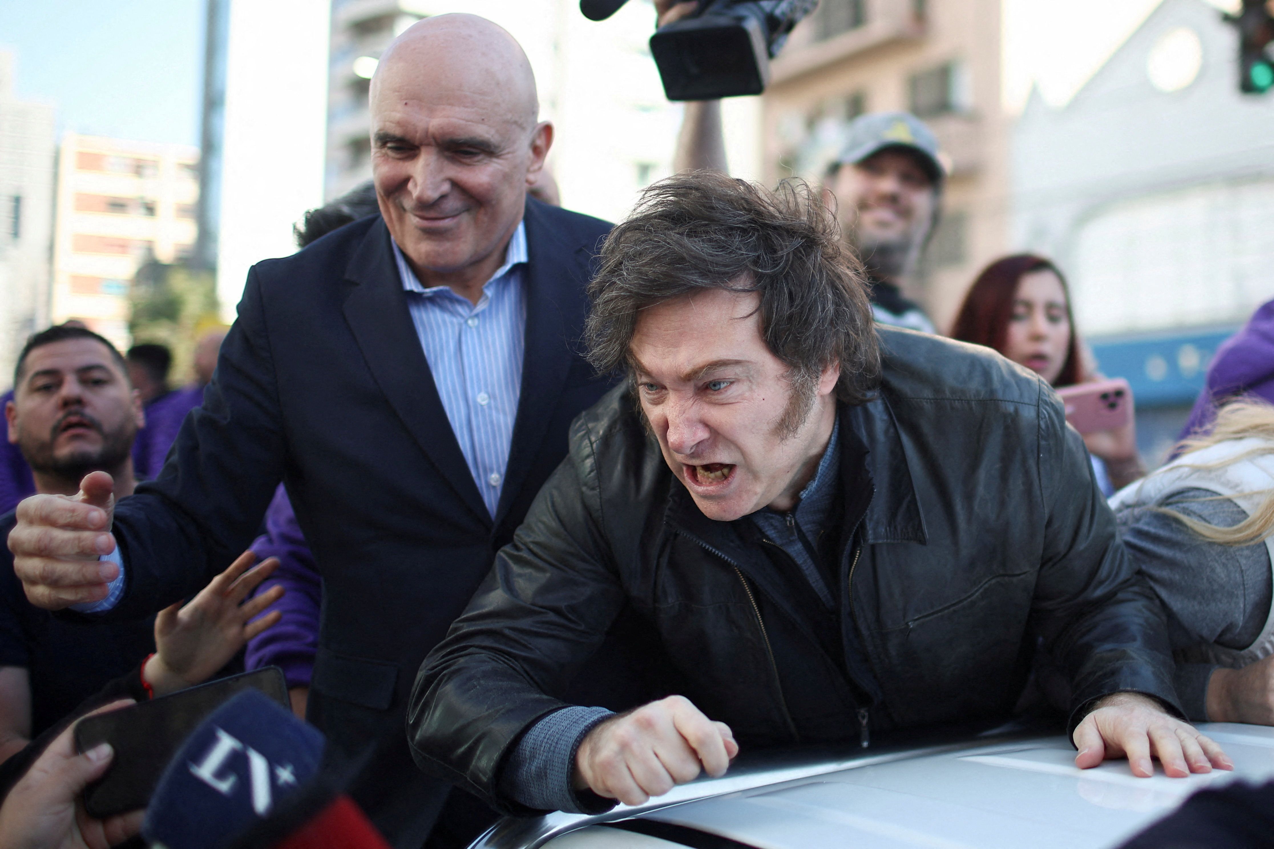 Presidente argentino, Javier Milei, participa de ato de campanha em Buenos Aires