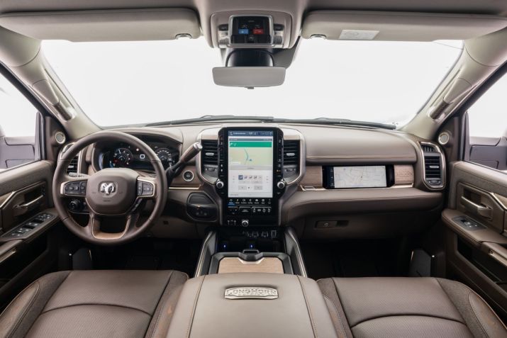 Cabine da RAM 3500 conta com três telas e acabamentos de luxo • Divulgação