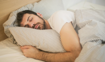 Como parar de roncar? Ciência aponta quatro hábitos para um sono tranquilo