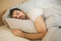 Como parar de roncar? Ciência aponta quatro hábitos para um sono tranquilo