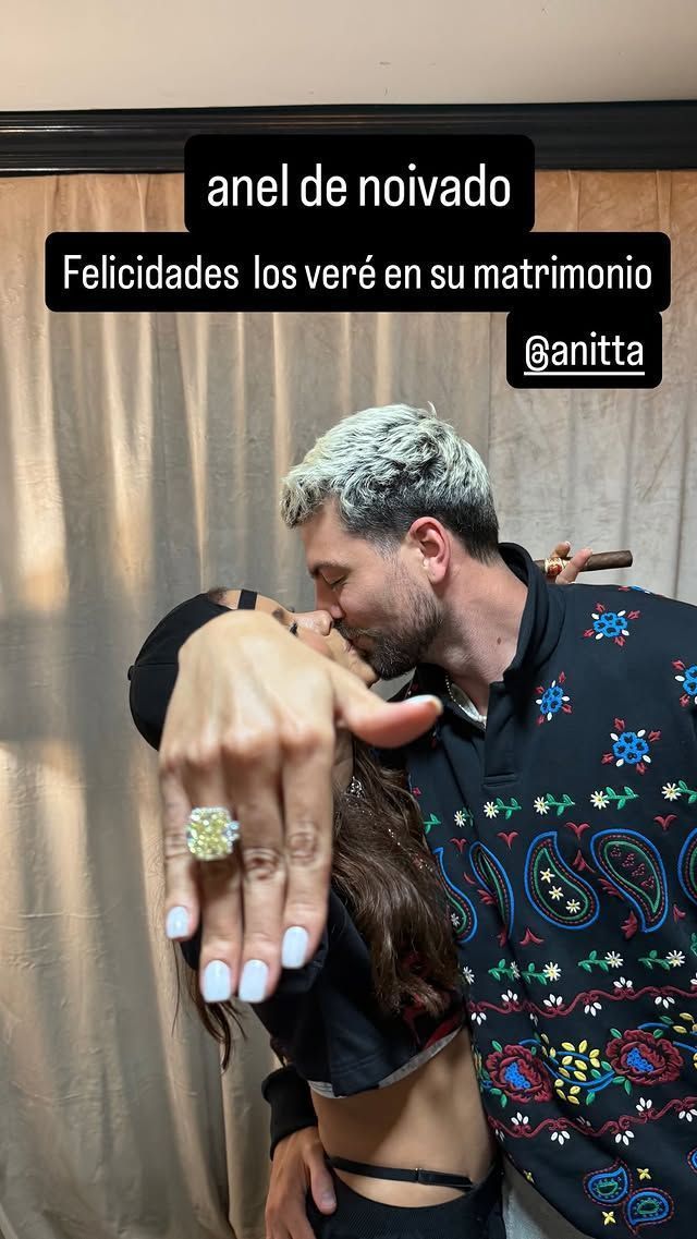 Anitta aparece com anel de noivado ao lado do namorado, Ian Bortolanza • Reprodução/Instagram