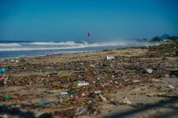 Ressaca leva 18 toneladas de lixo para praias de Maricá (RJ); veja imagens