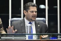 Alcolumbre evita marcar nova reunião com relator da anistia