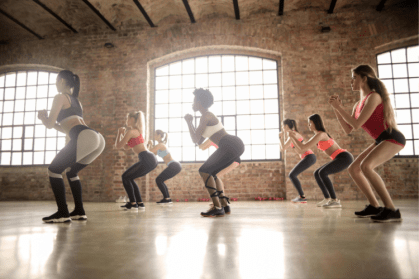 Exercícios como agachamento, ponte e leg press são aliados eficazes para fortalecer e definir os glúteos, melhorando postura e estabilidade.