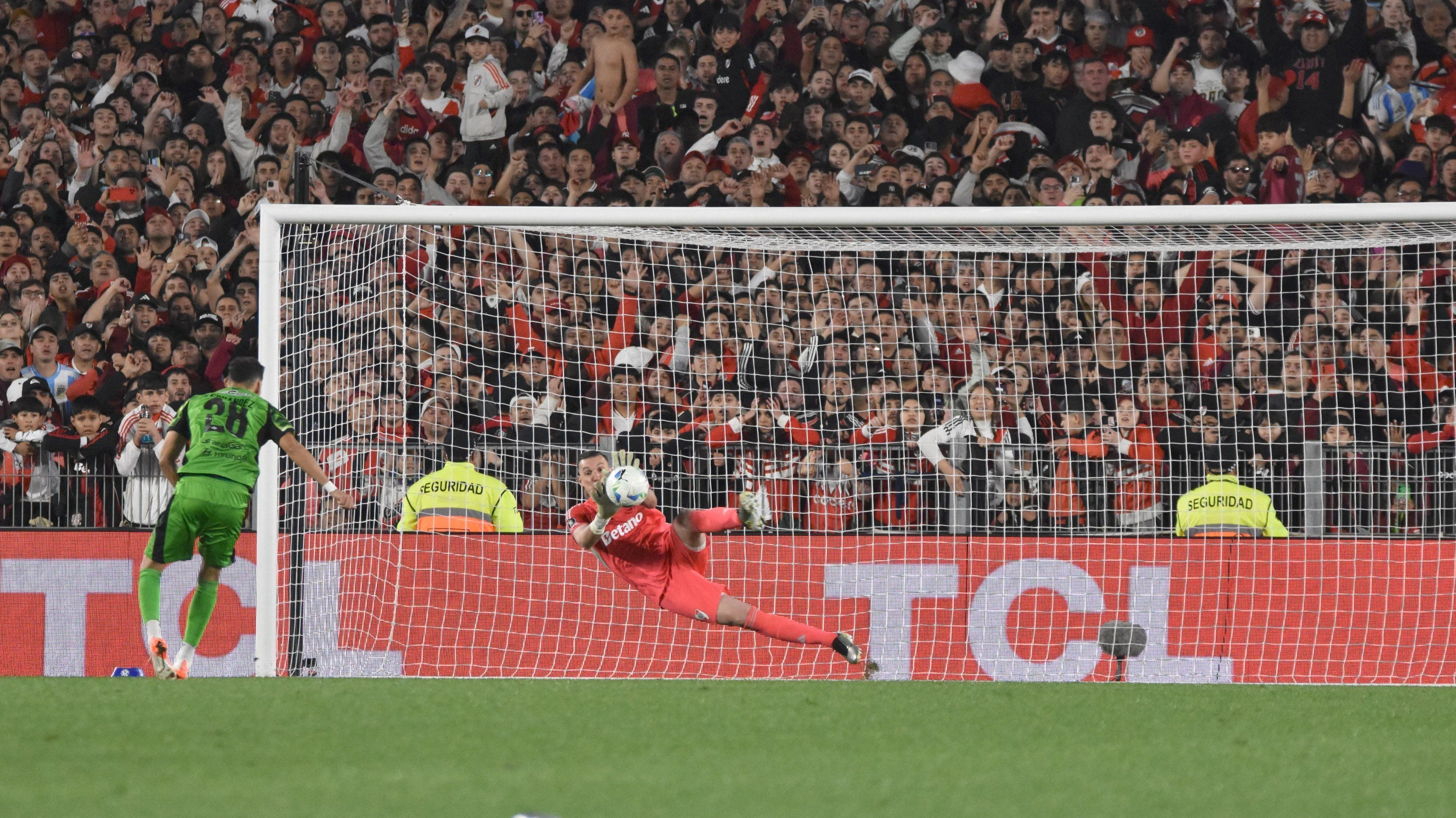 Armani brilhou e ajudou o River Plate a sair classificado contra o Libertad