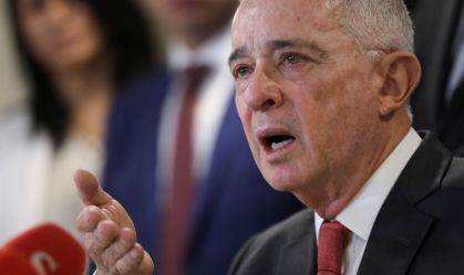 Justiça da Colômbia autoriza Álvaro Uribe a responder processo em liberdade