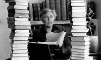 Por que Agatha Christie é conhecida como a “rainha do crime”?
