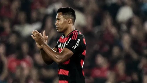 Alex Sandro deixou duelo no Maracanã ainda na etapa inicial