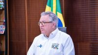 Padilha socorre passageira que passou mal em voo para o Rio