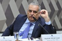 Relator da CPMI do INSS ameaça dar voz de prisão a delegado da PF