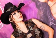 Ana Castela usa disfarce para fazer show em Barretos; veja