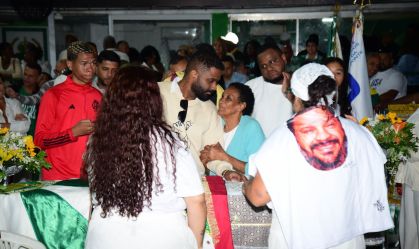 Filho de Arlindo Cruz é amparado no velório do cantor; veja