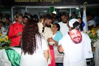 Filho de Arlindo Cruz é amparado no velório do cantor; veja