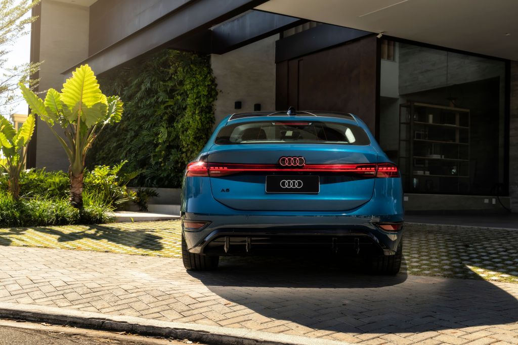 Audi A6 Sportback e-tron 2025: sedã elétrico chega com muita tecnologia ao Brasil