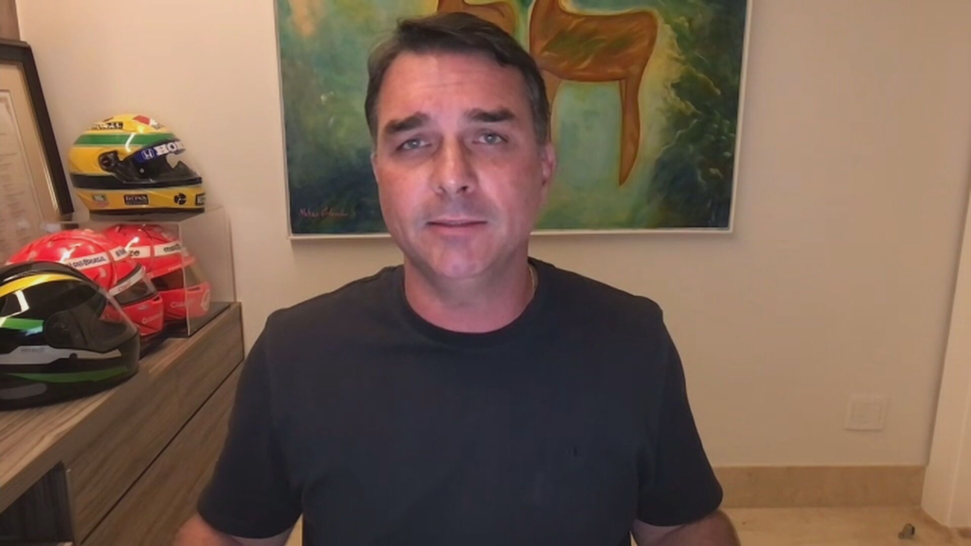 Imagem de destaque do post: Após prisão domiciliar, Flávio diz achar "difícil" não ter reação dos EUA