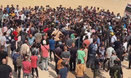 Palestinos comparecem a funeral de jornalistas mortos em ataque em Gaza