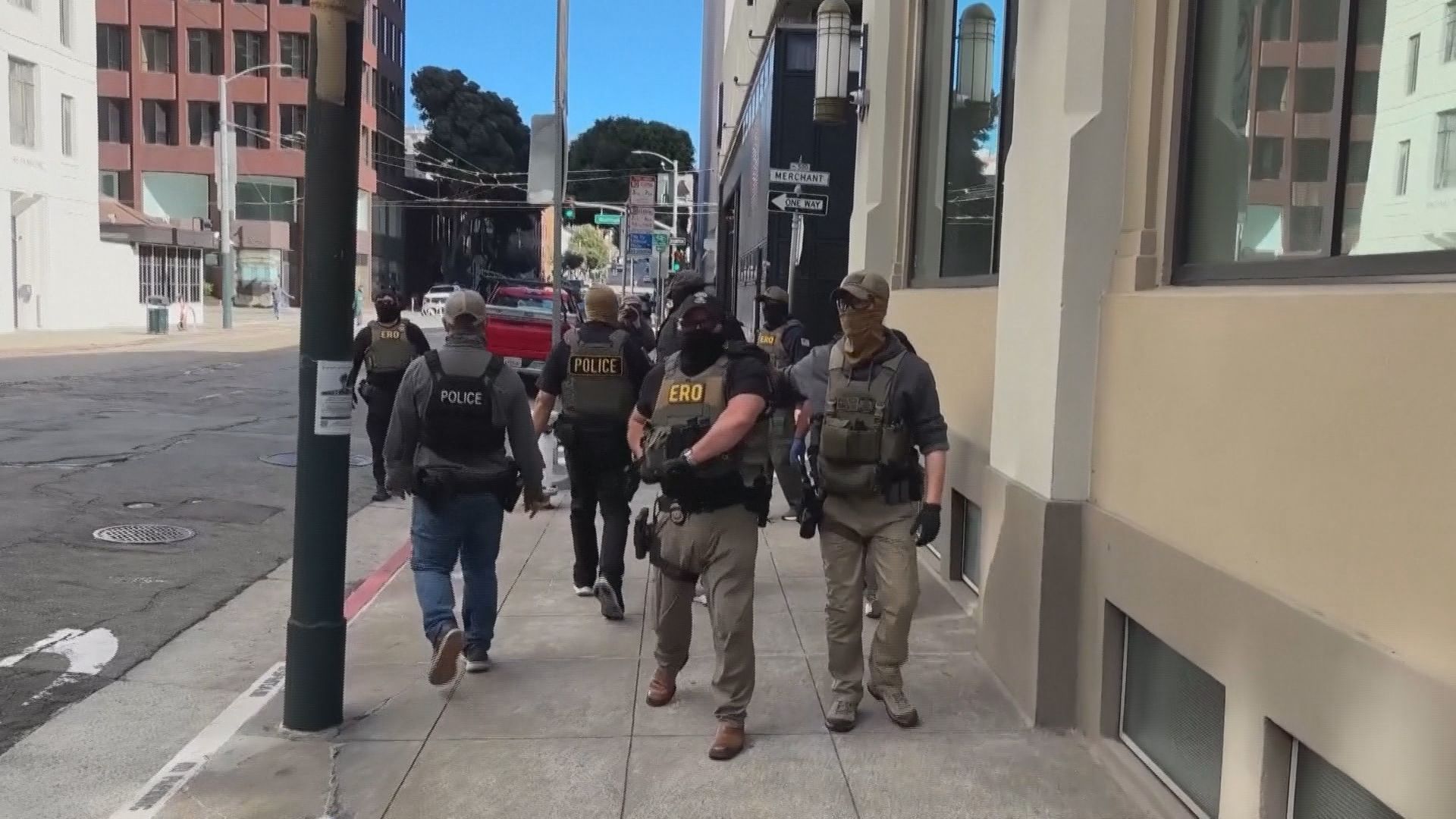 Agentes federais mascarados andando nas ruas de São Francisco • Reuters