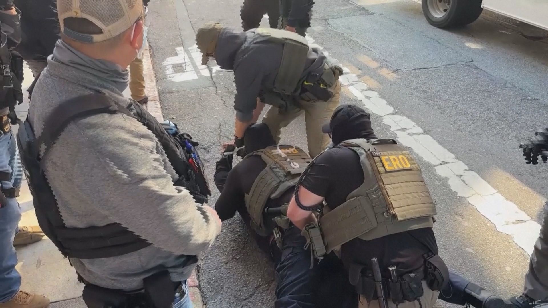 Prisão de imigrante feita por agentes federais mascarados em São Francisco • Reuters