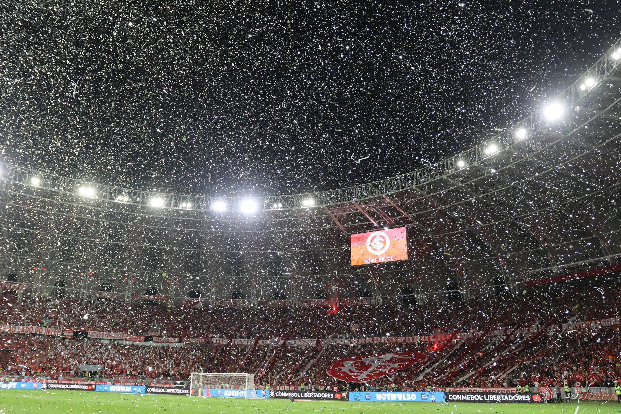 Inter apura "invasão" de papel picado em jogo contra o Mengão