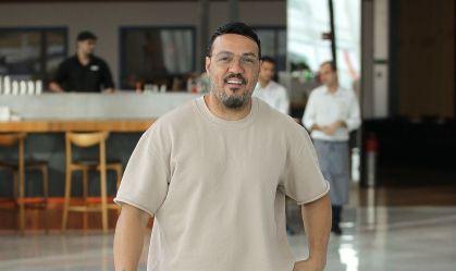 De novo visual, Belo atende fãs em shopping no Rio; veja