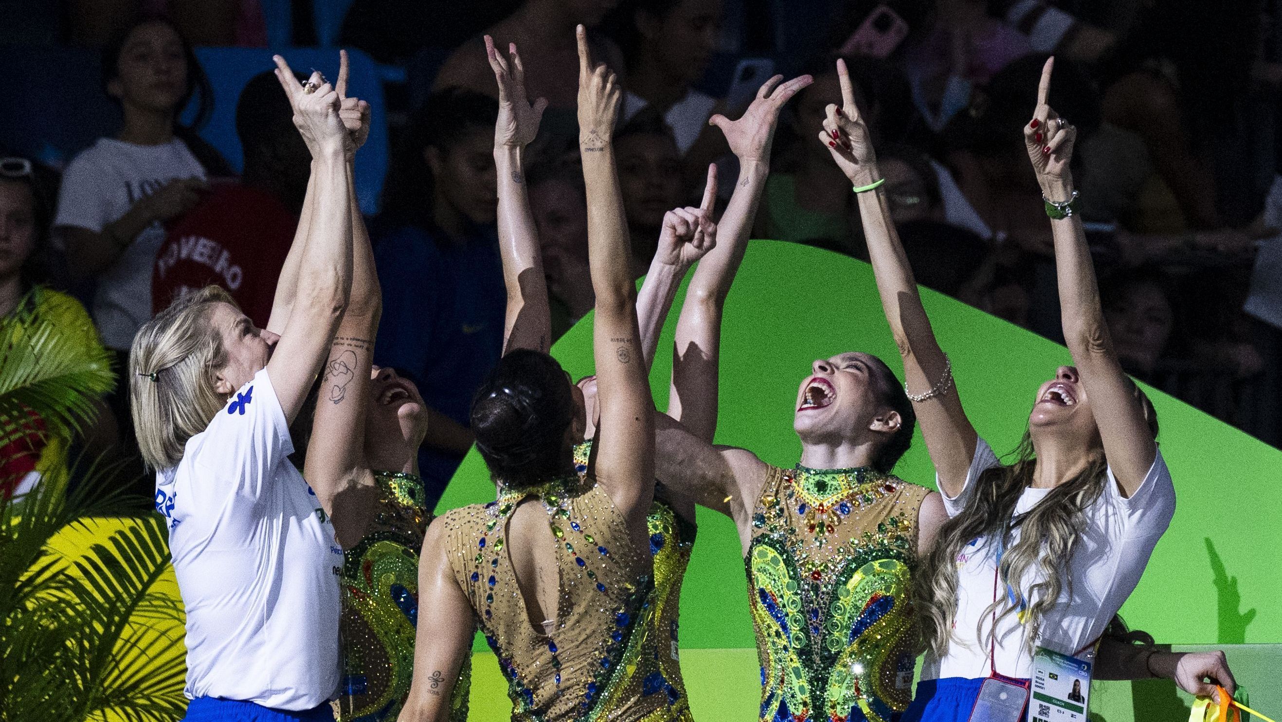 Equipe brasileira comemorando sua apresentação no Mundial de Ginástica Rítmica