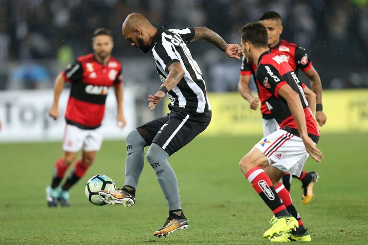 Bruno SIlva, do Botafogo, marcado por Renê e Éverton, do Flamengo • Vitor Silva/SSPress/Botafogo